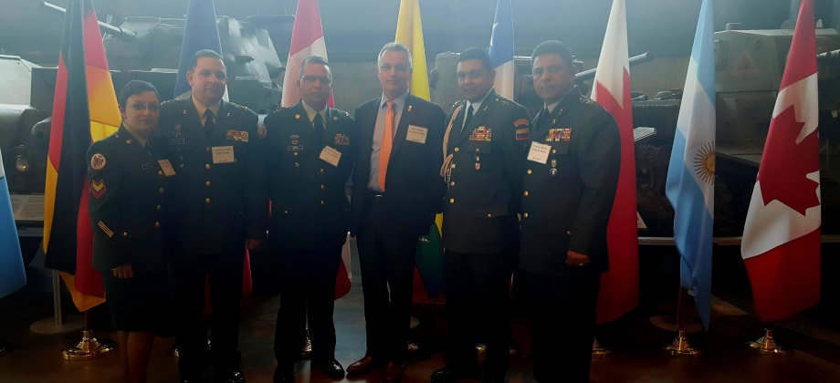 Embajador y agregado militar de Colombia en Canadá participan en la principal feria militar en Ottawa
